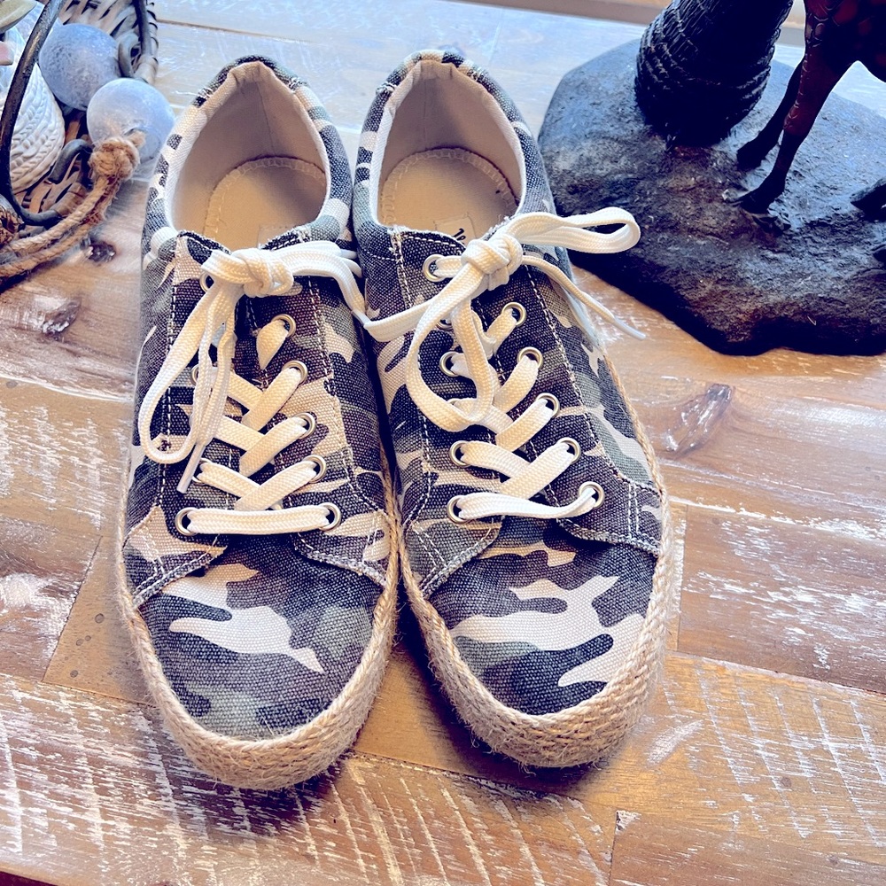 9.5 Very G Camo espadrille shoes very comfortable some wear on soles great cond
